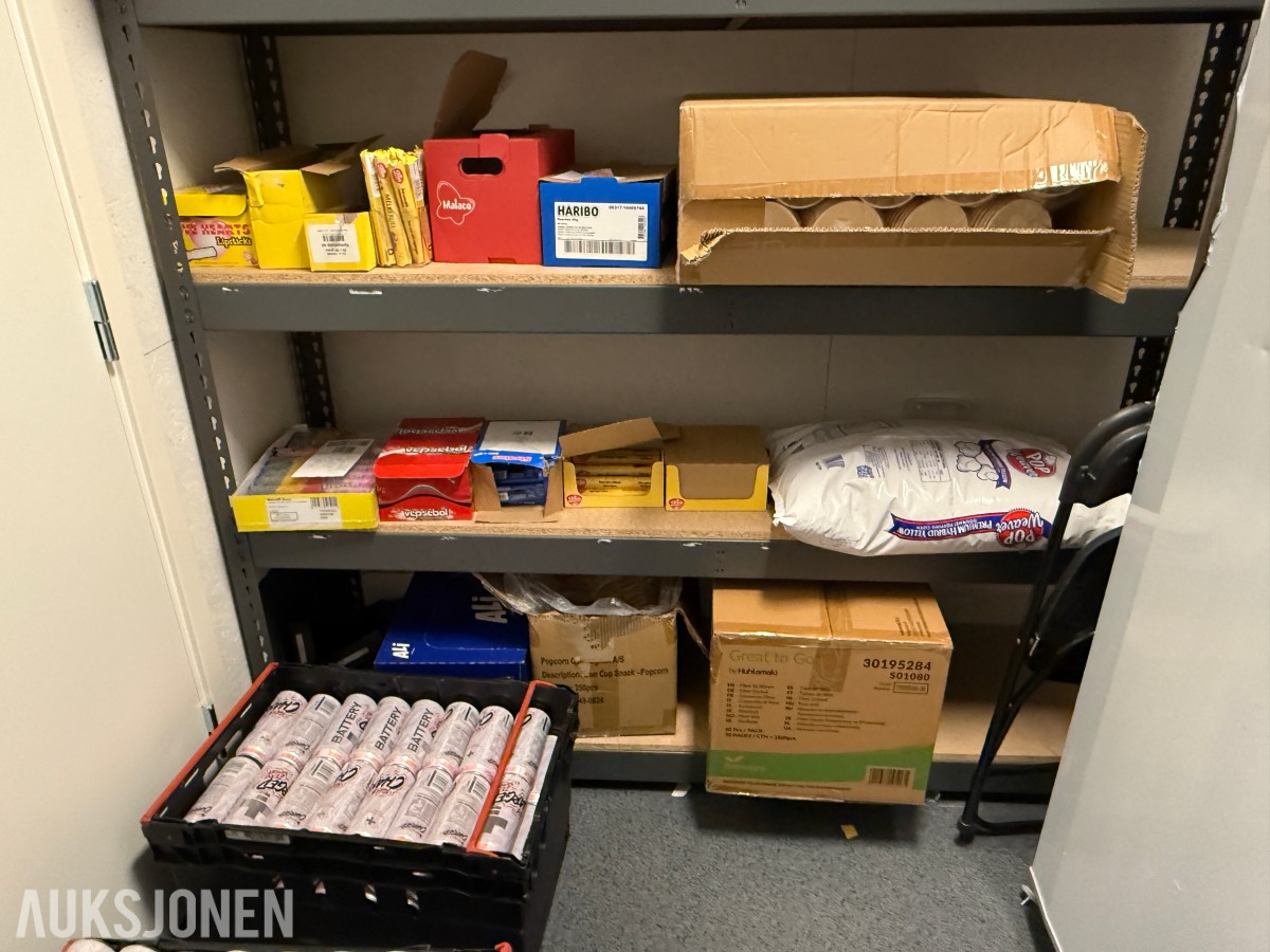 Stort Parti med Battery energidrikk, brus, godteri og engangsartikler