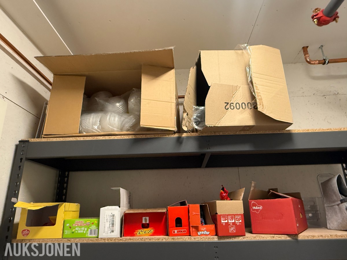 Stort Parti med Battery energidrikk, brus, godteri og engangsartikler