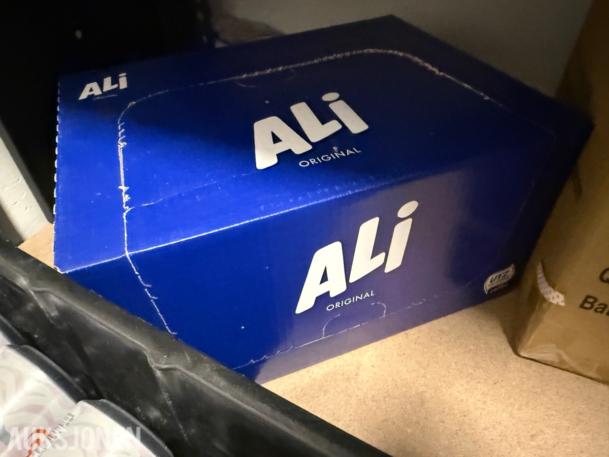 Stort Parti med Battery energidrikk, brus, godteri og engangsartikler