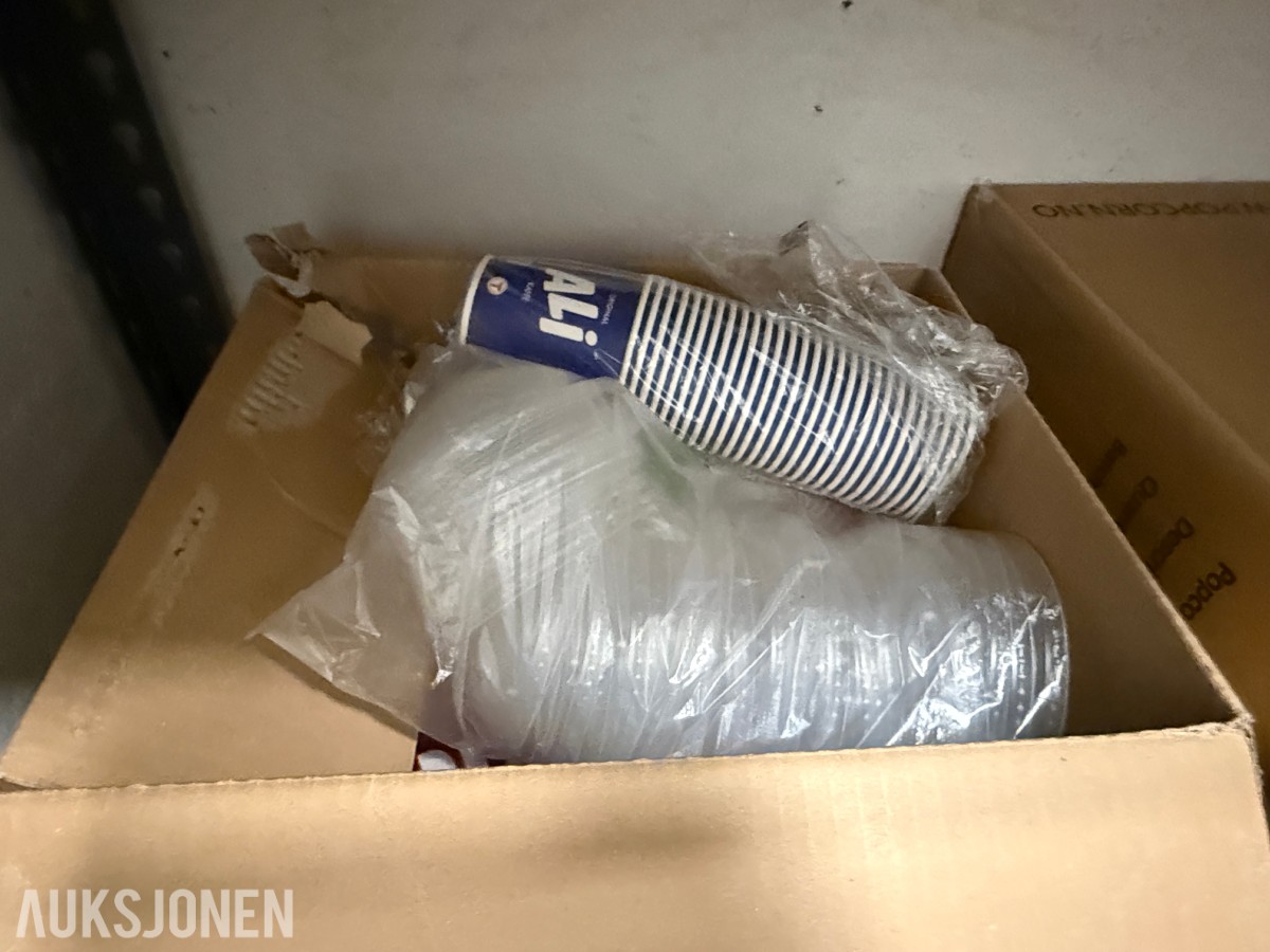 Stort Parti med Battery energidrikk, brus, godteri og engangsartikler