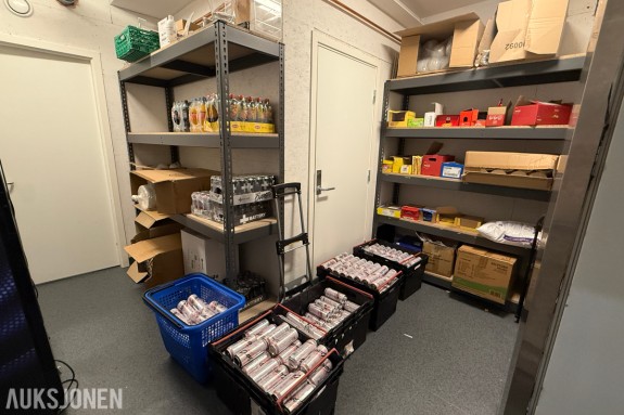 Stort Parti med Battery energidrikk, brus, godteri og engangsartikler