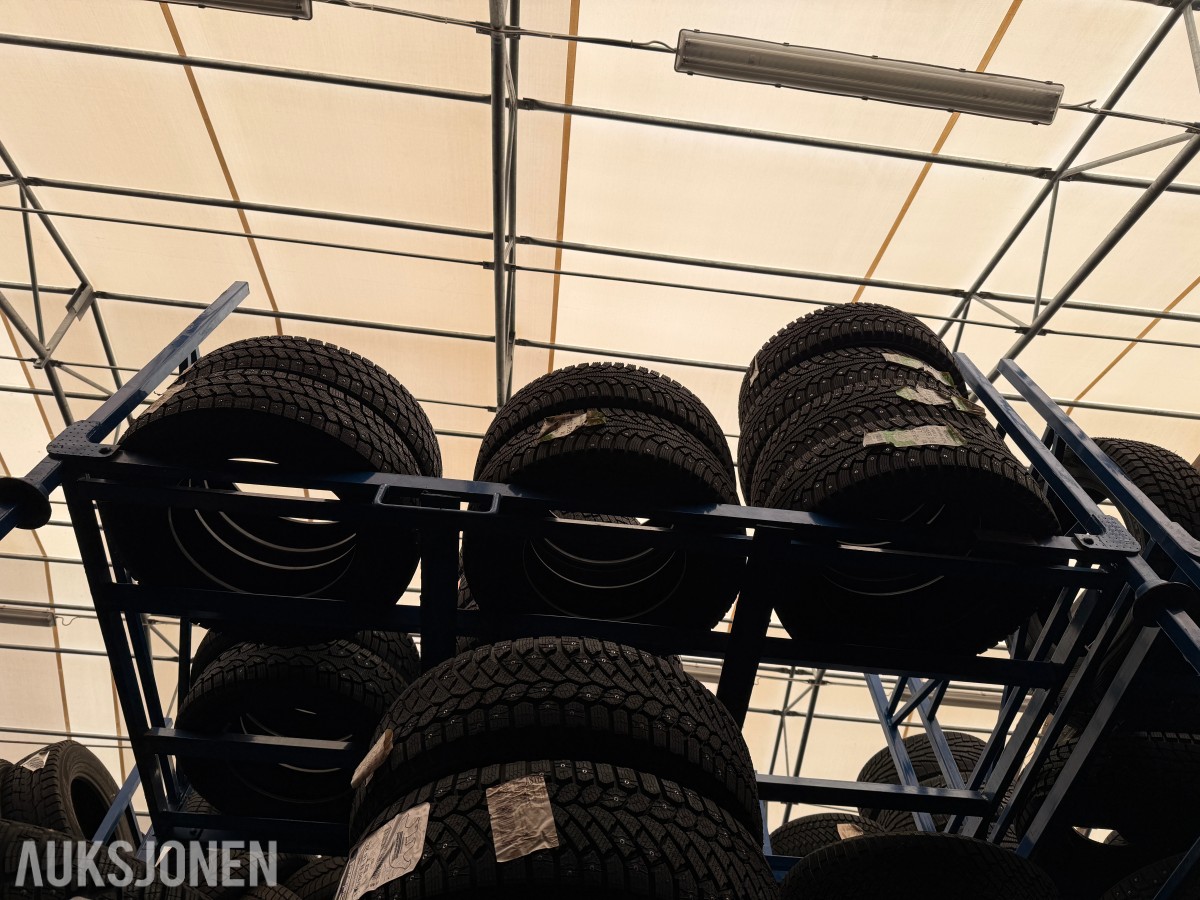 Lager av bildekk – selges samlet