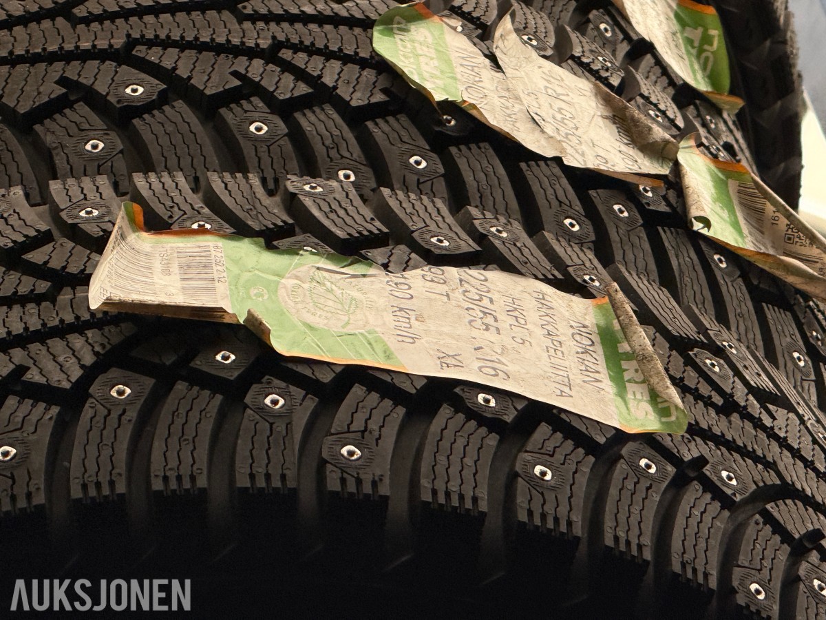 Lager av bildekk – selges samlet