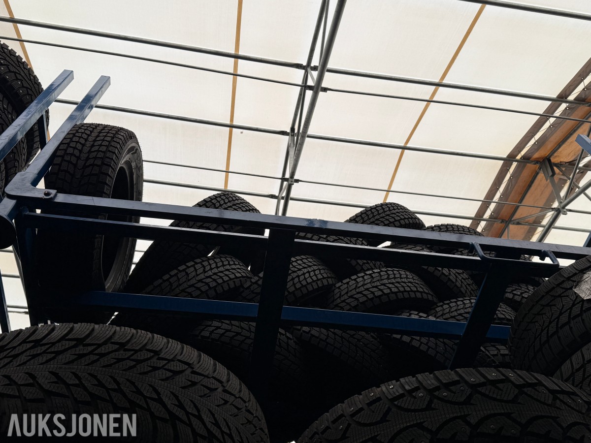 Lager av bildekk – selges samlet