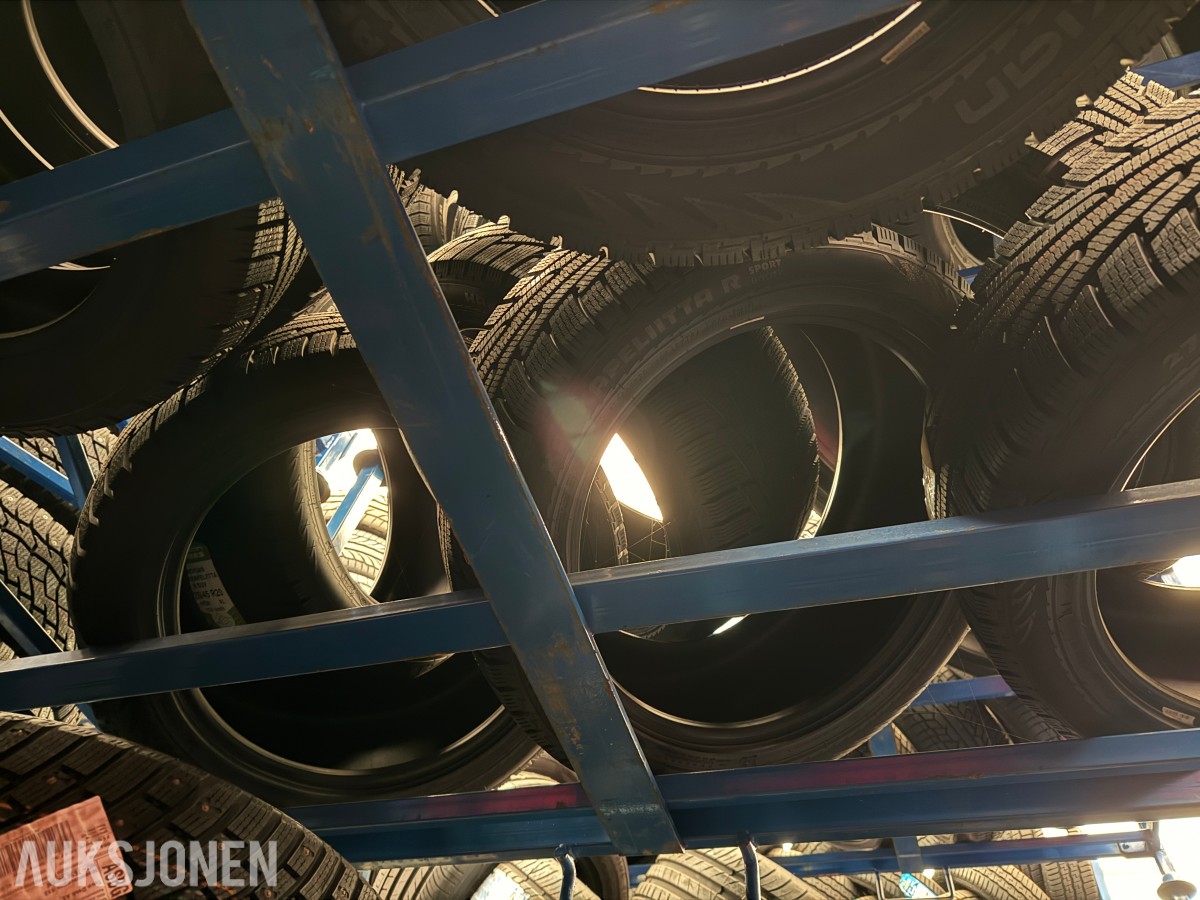 Lager av bildekk – selges samlet