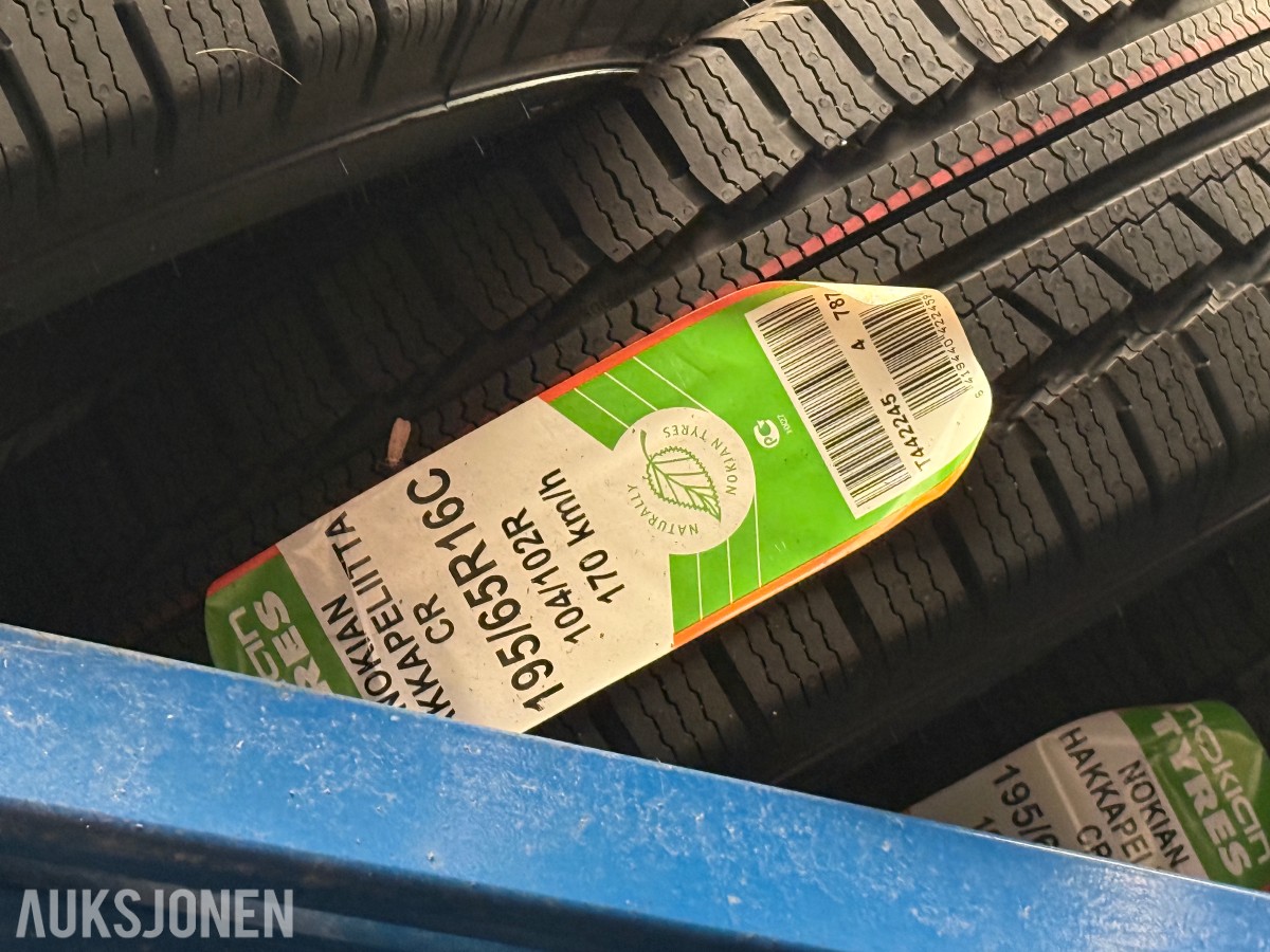 Lager av bildekk – selges samlet