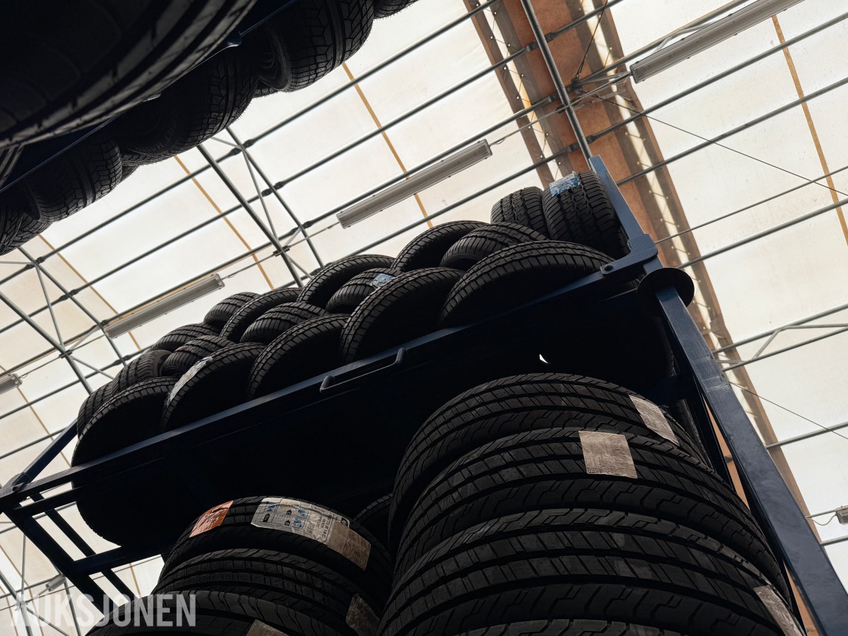 Lager av bildekk – selges samlet