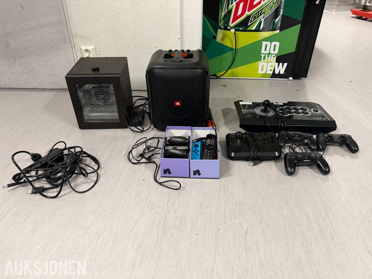 Spillutstyr med arcade sticks, kontrollere, JBL, Nintendo Switch-og Redbull tilbehør