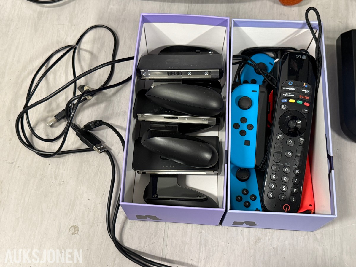 Spillutstyr med arcade sticks, kontrollere, JBL, Nintendo Switch-og Redbull tilbehør