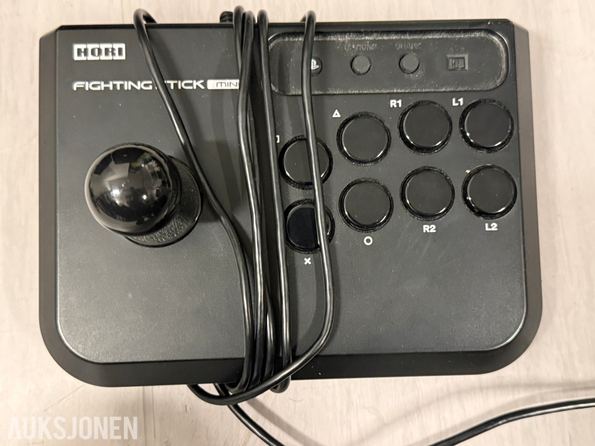 Spillutstyr med arcade sticks, kontrollere, JBL, Nintendo Switch-og Redbull tilbehør