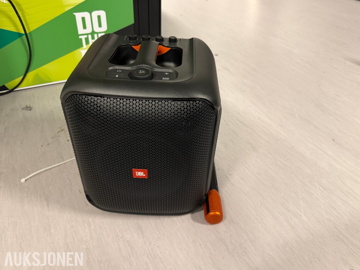 Spillutstyr med arcade sticks, kontrollere, JBL, Nintendo Switch-og Redbull tilbehør