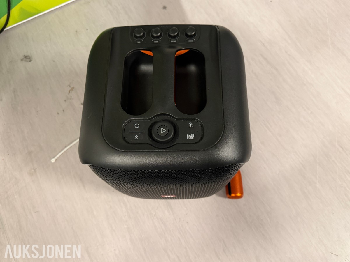 Spillutstyr med arcade sticks, kontrollere, JBL, Nintendo Switch-og Redbull tilbehør