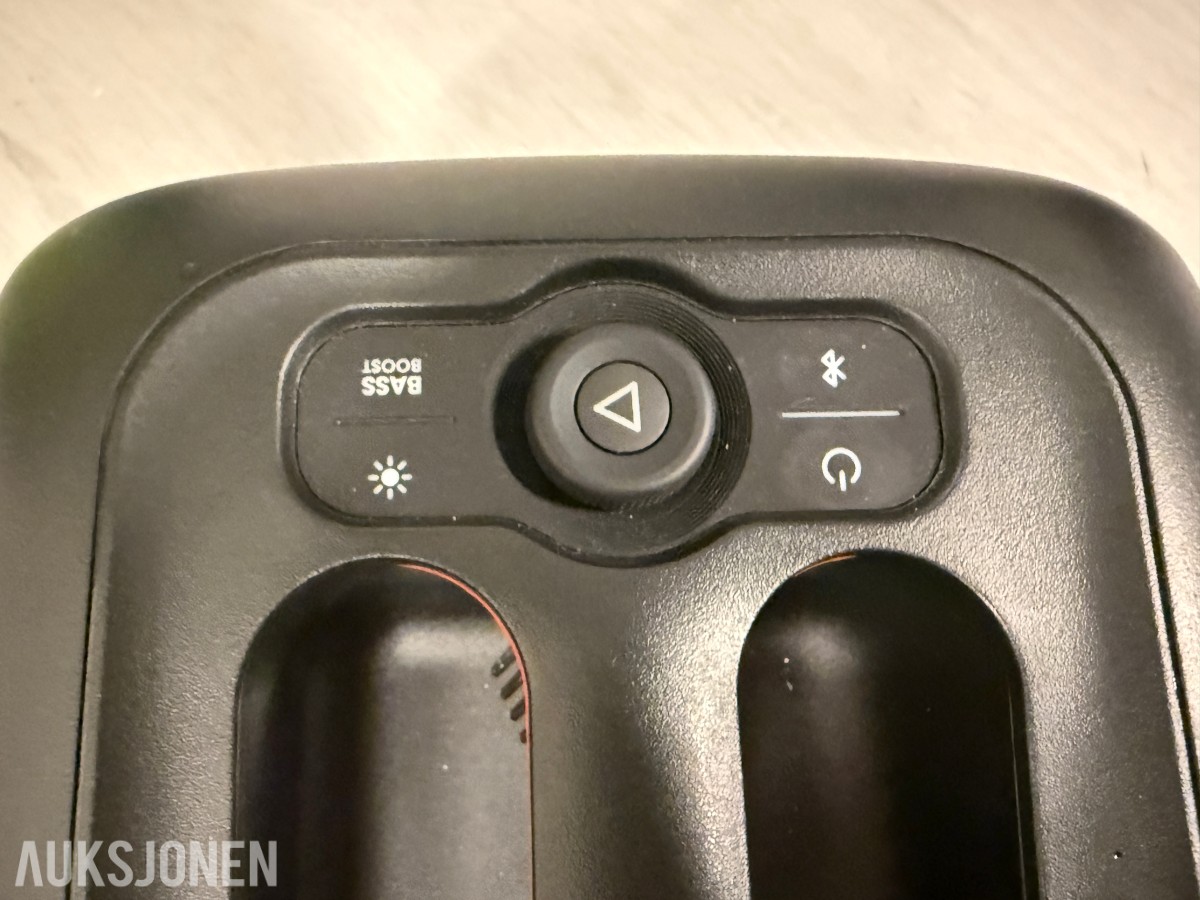 Spillutstyr med arcade sticks, kontrollere, JBL, Nintendo Switch-og Redbull tilbehør
