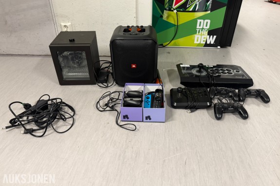 Spillutstyr med arcade sticks, kontrollere, JBL, Nintendo Switch-og Redbull tilbehør