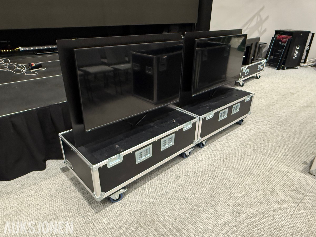 2 Stk. Philips TV-skjermer i flightcase med kabling og tilbehør