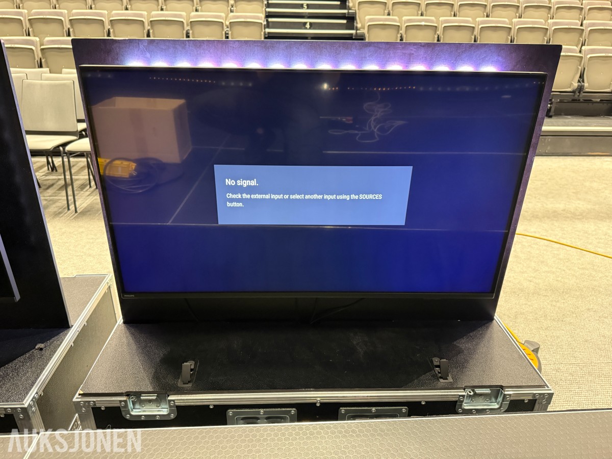 2 Stk. Philips TV-skjermer i flightcase med kabling og tilbehør