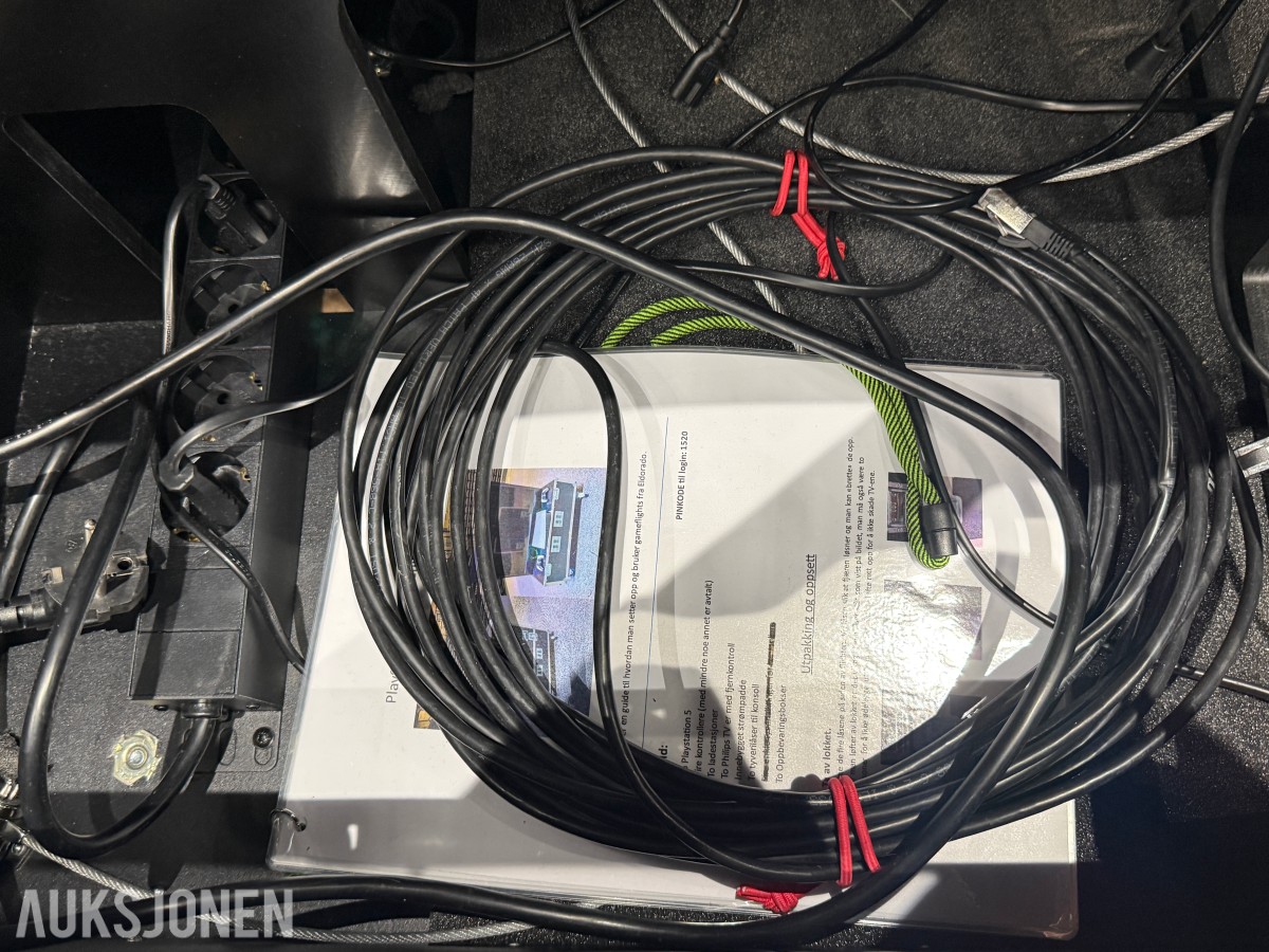 2 Stk. Philips TV-skjermer i flightcase med kabling og tilbehør