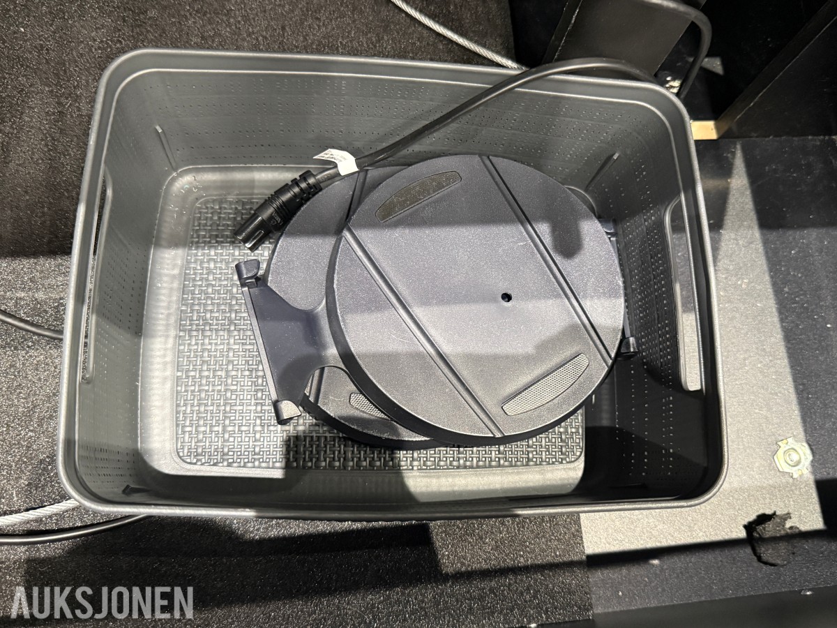 2 Stk. Philips TV-skjermer i flightcase med kabling og tilbehør