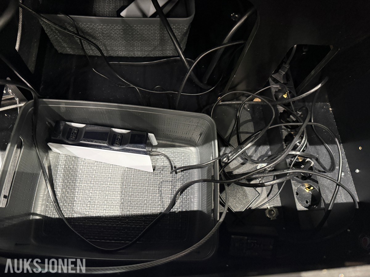2 Stk. Philips TV-skjermer i flightcase med kabling og tilbehør