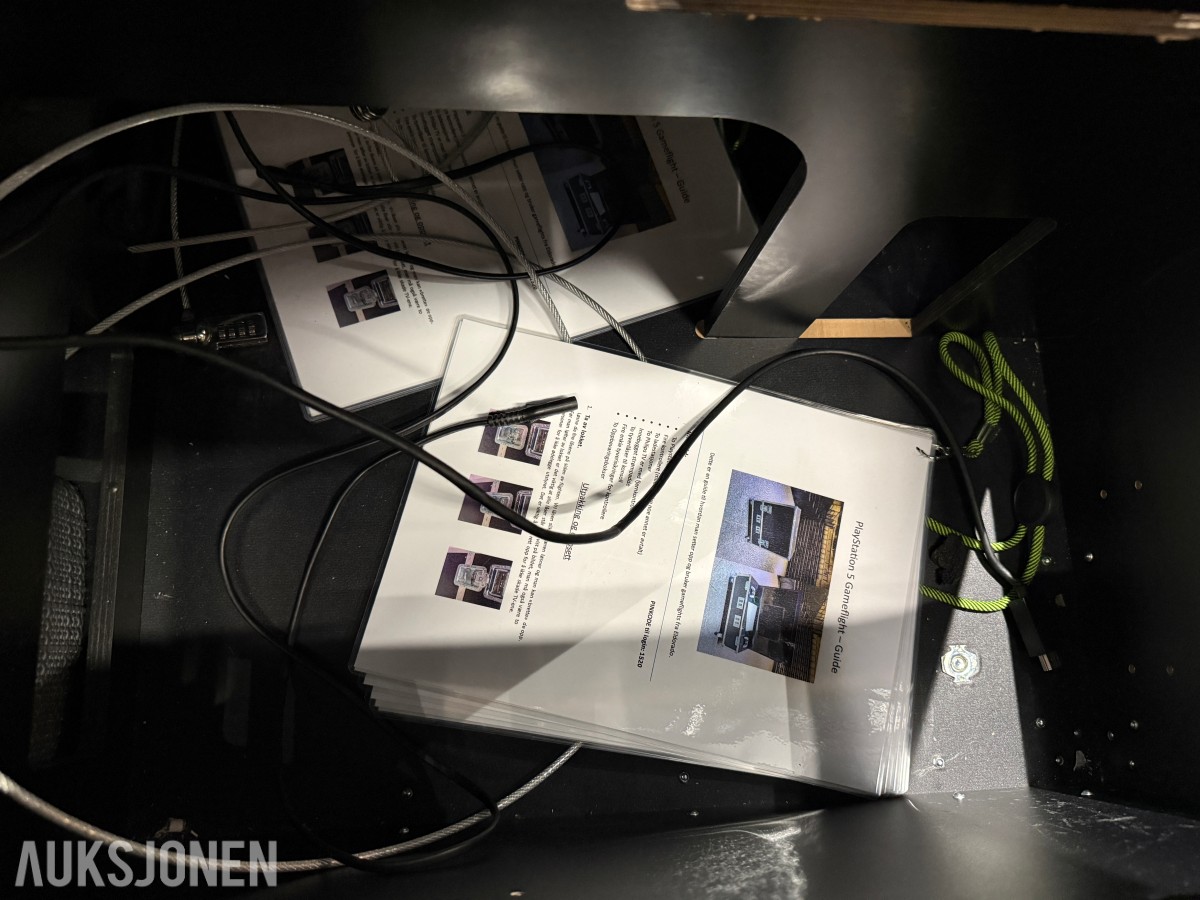 2 Stk. Philips TV-skjermer i flightcase med kabling og tilbehør