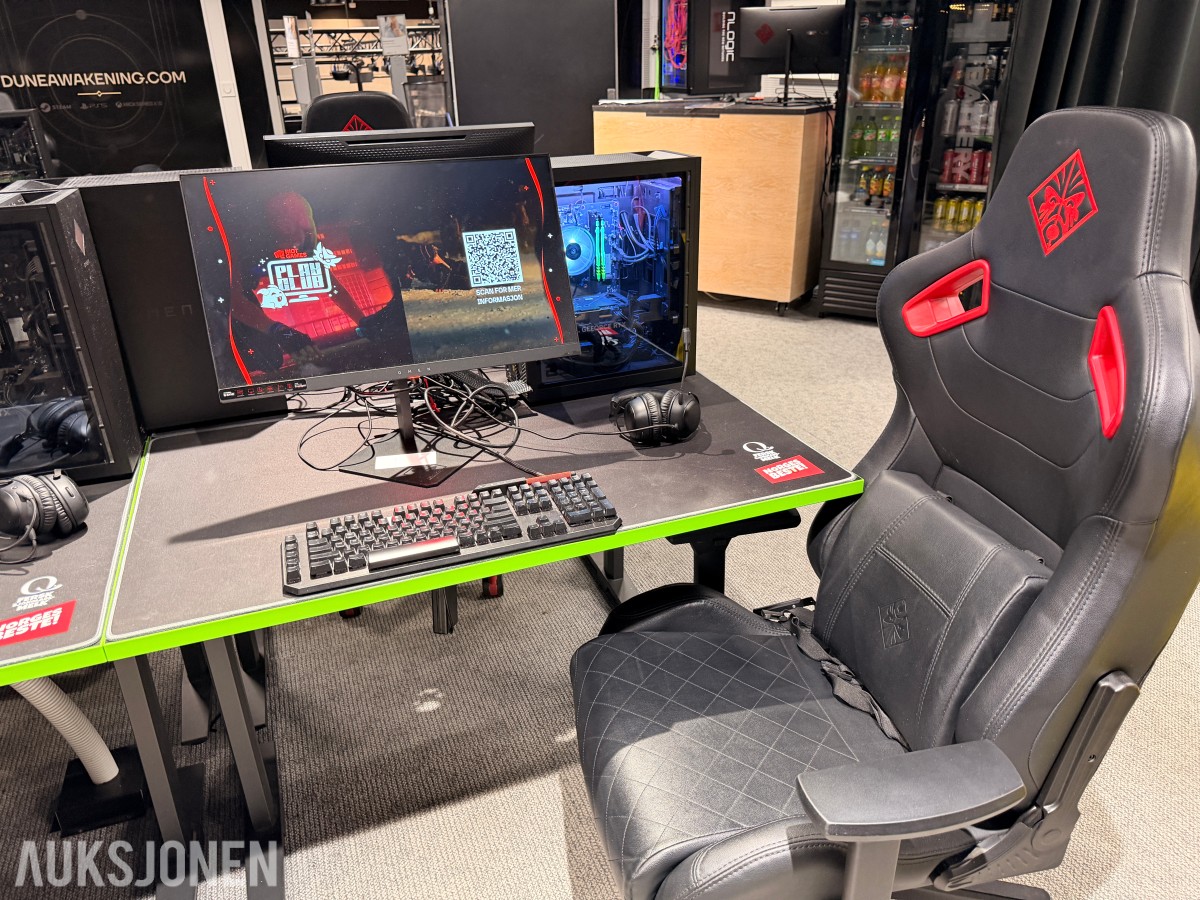 Komplett Gamingstasjon – PC, skjerm, gamingstol, bord, tastatur og headset
