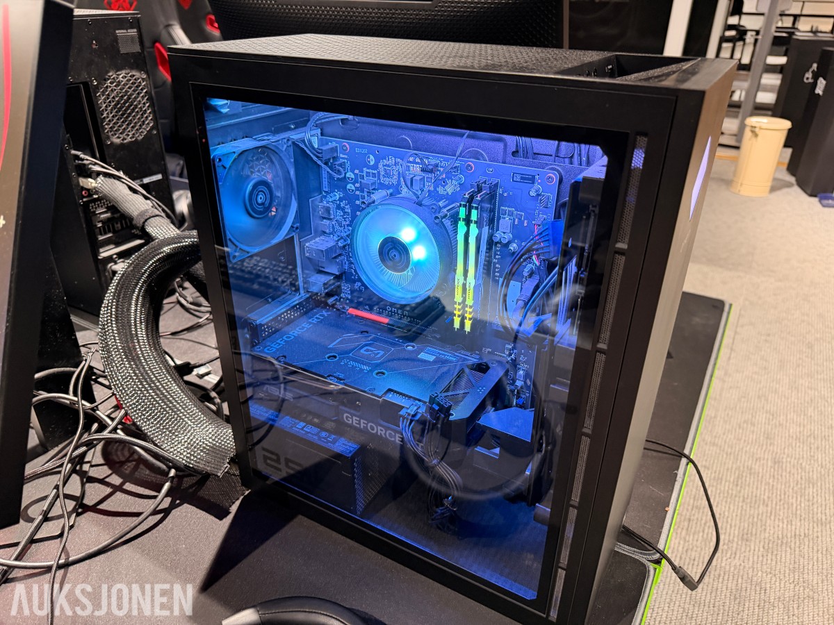 Komplett Gamingstasjon – PC, skjerm, gamingstol, bord, tastatur og headset