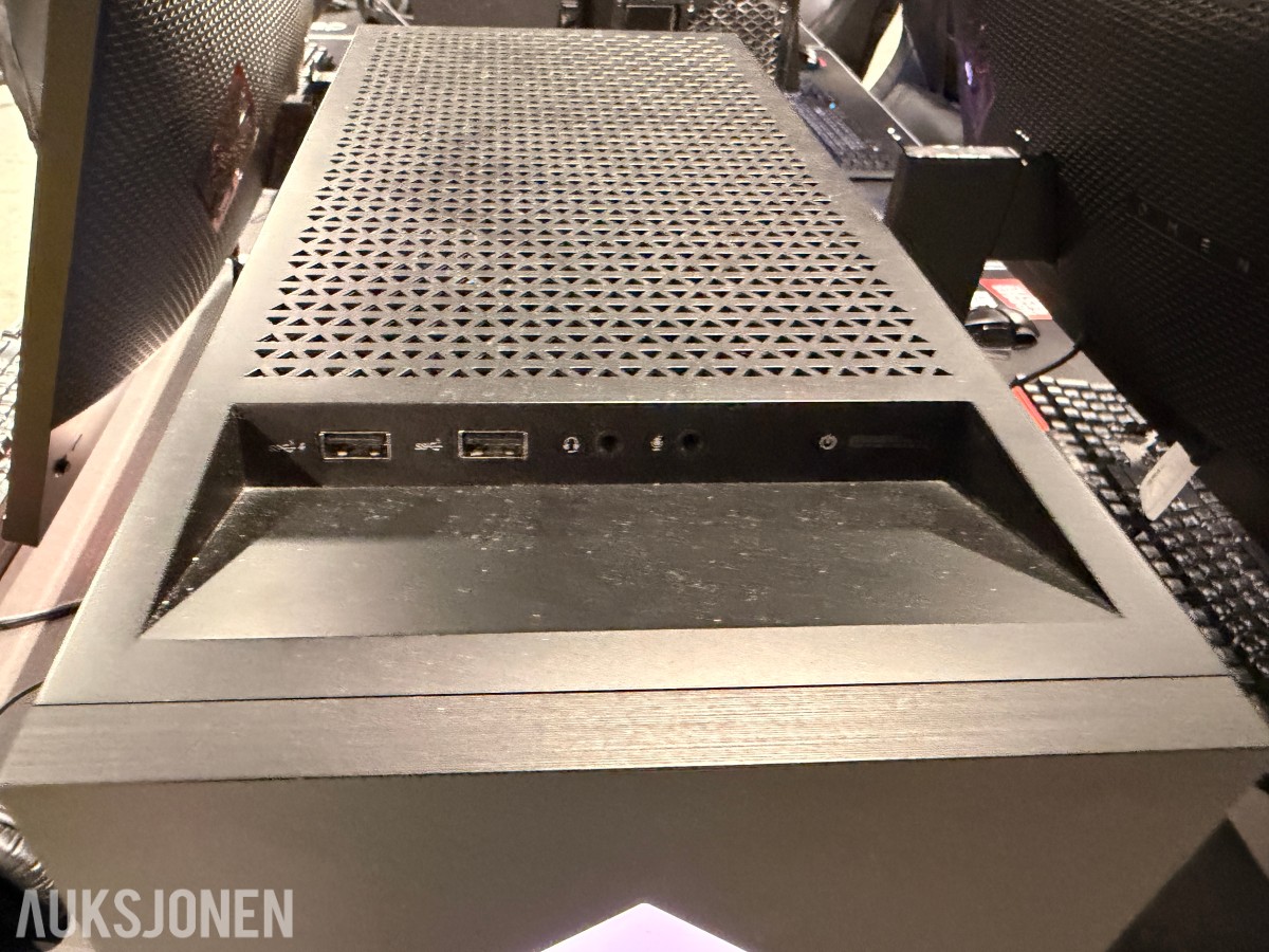 Komplett Gamingstasjon – PC, skjerm, gamingstol, bord, tastatur og headset