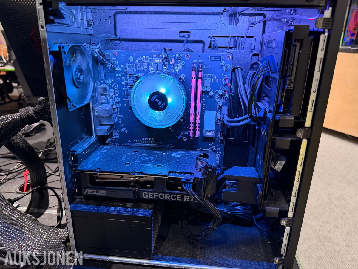 Komplett Gamingstasjon – PC, skjerm, gamingstol, bord, tastatur og headset