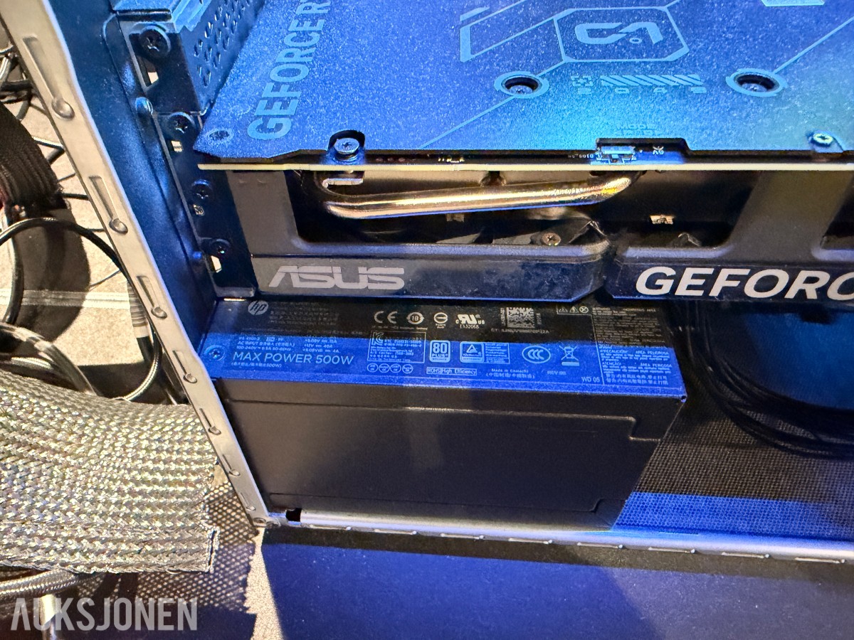 Komplett Gamingstasjon – PC, skjerm, gamingstol, bord, tastatur og headset