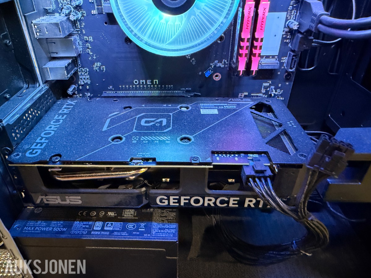 Komplett Gamingstasjon – PC, skjerm, gamingstol, bord, tastatur og headset