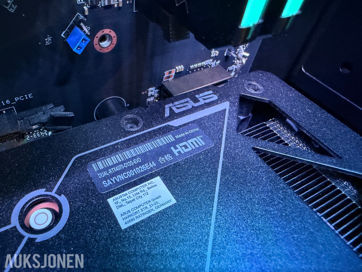 Komplett Gamingstasjon – PC, skjerm, gamingstol, bord, tastatur og headset