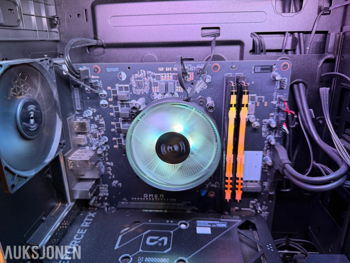 Komplett Gamingstasjon – PC, skjerm, gamingstol, bord, tastatur og headset