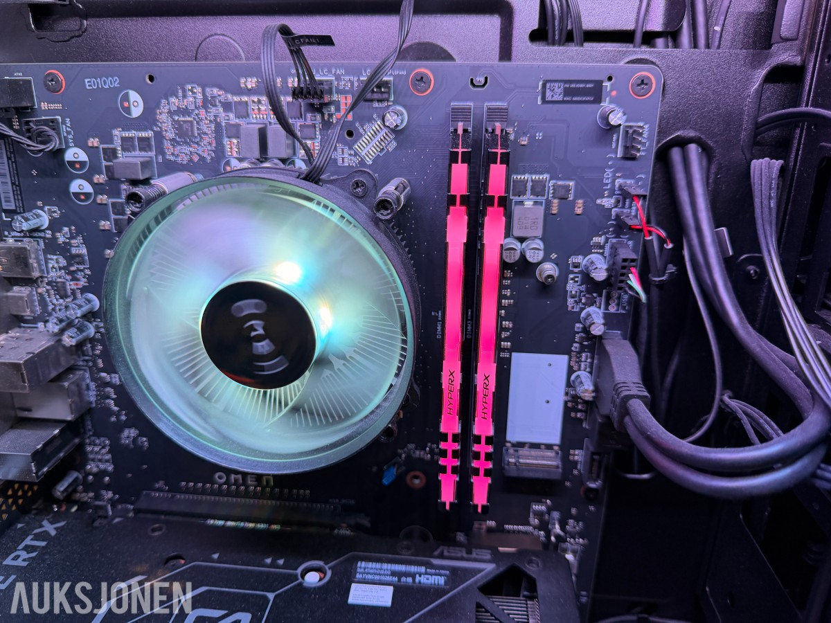 Komplett Gamingstasjon – PC, skjerm, gamingstol, bord, tastatur og headset