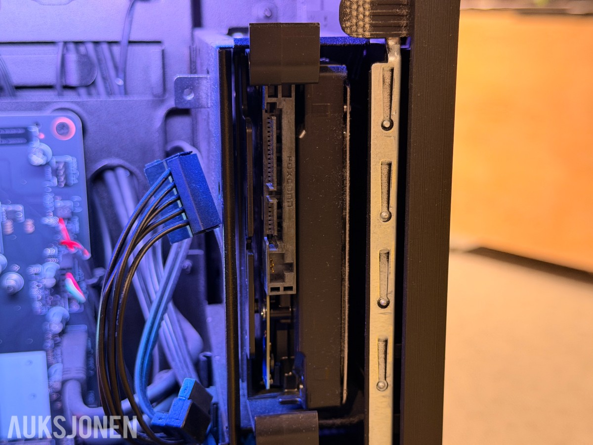 Komplett Gamingstasjon – PC, skjerm, gamingstol, bord, tastatur og headset