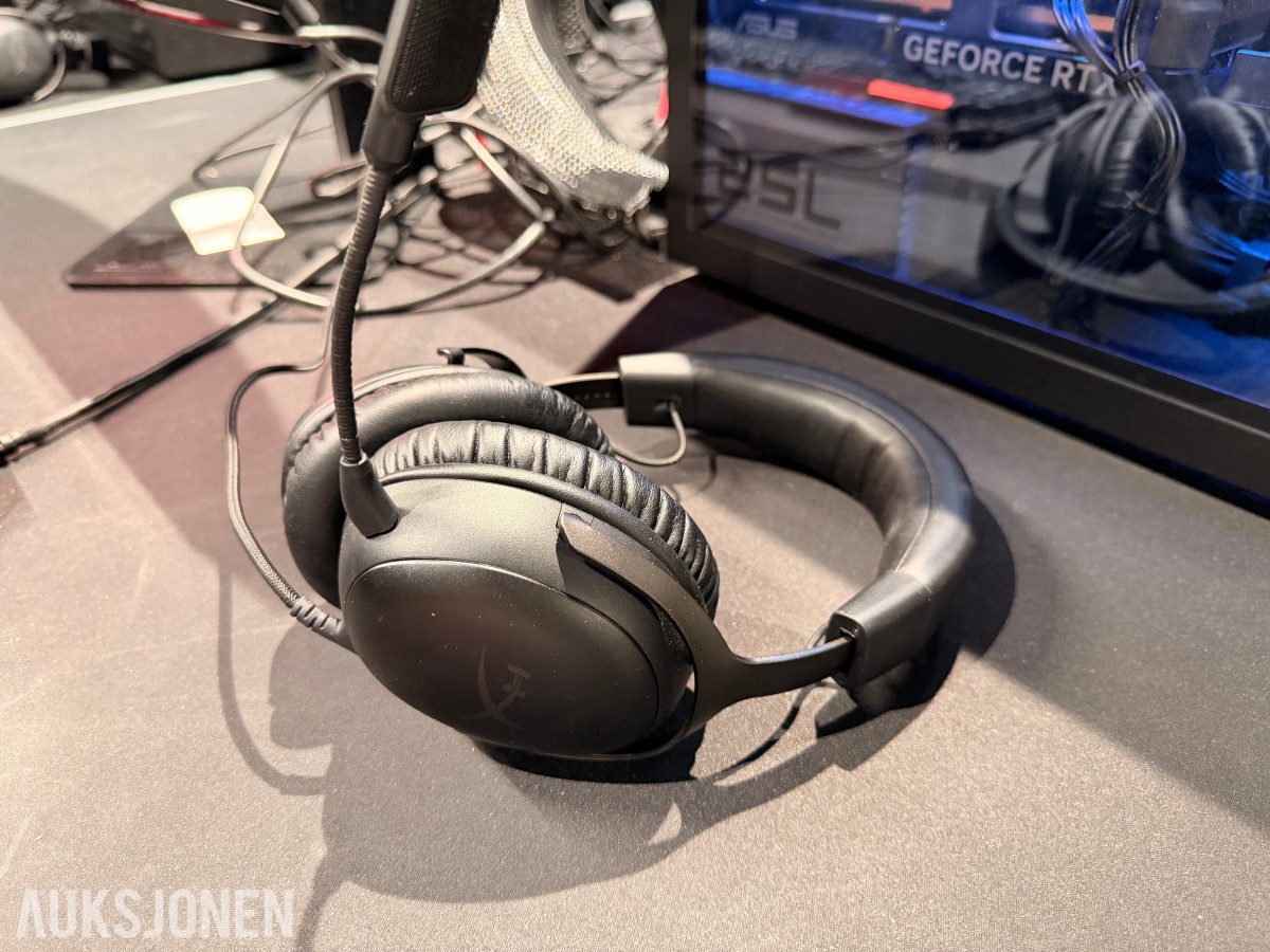 Komplett Gamingstasjon – PC, skjerm, gamingstol, bord, tastatur og headset