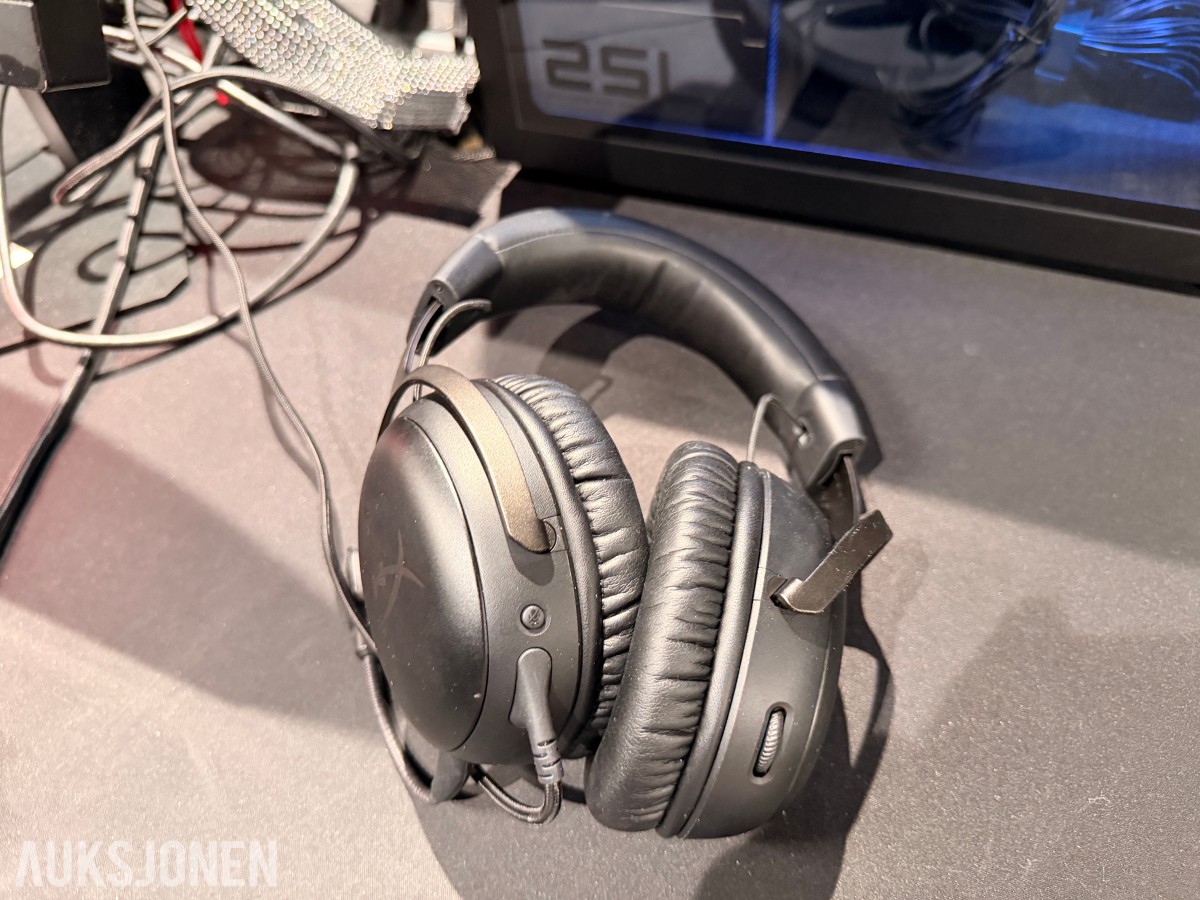 Komplett Gamingstasjon – PC, skjerm, gamingstol, bord, tastatur og headset
