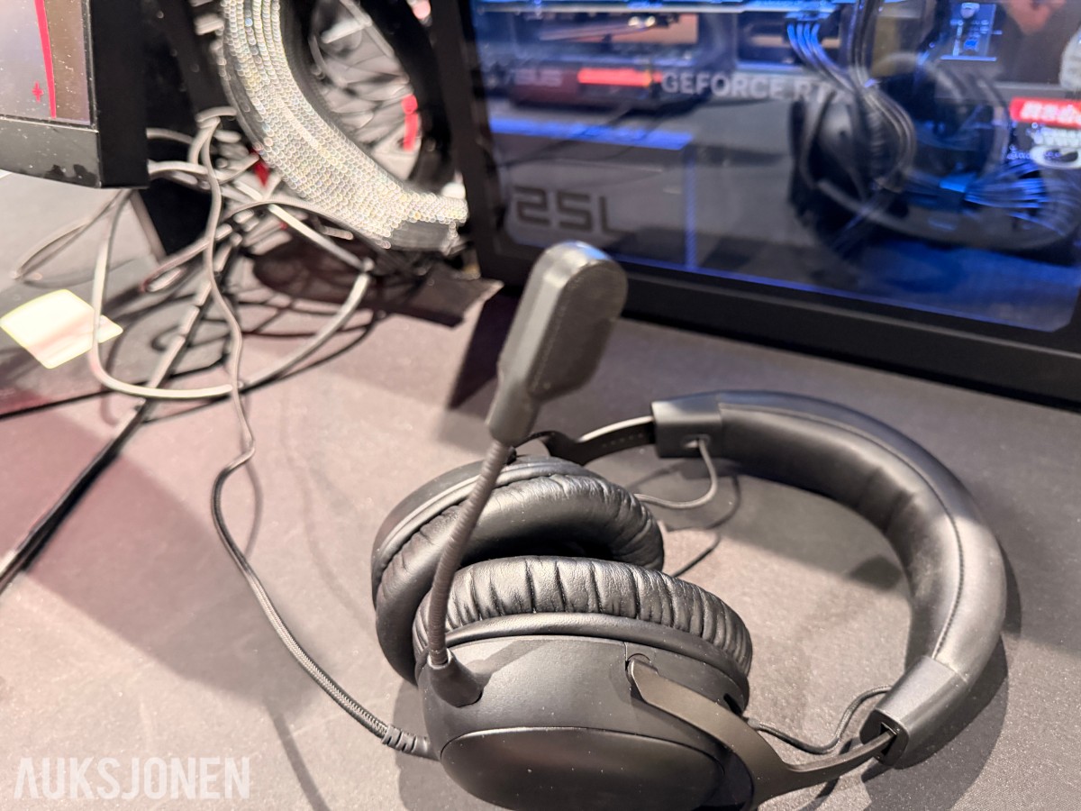 Komplett Gamingstasjon – PC, skjerm, gamingstol, bord, tastatur og headset