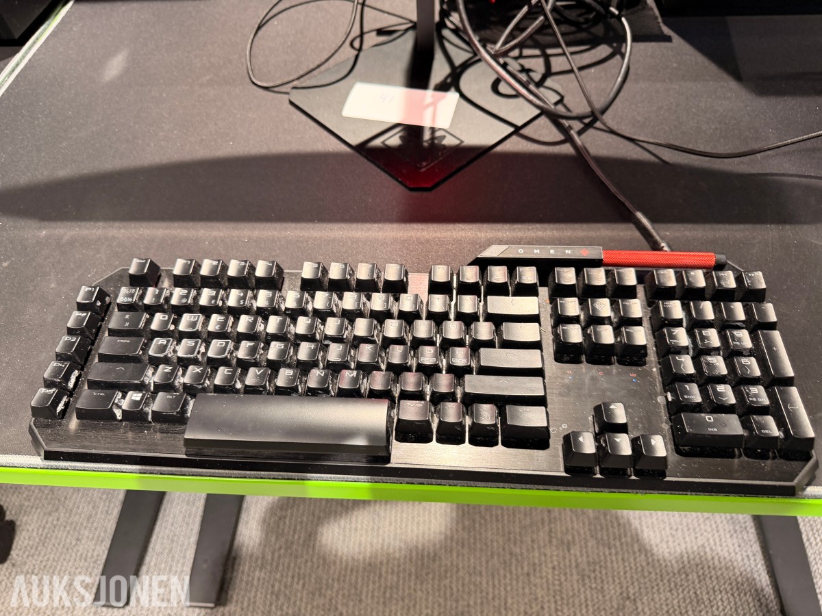 Komplett Gamingstasjon – PC, skjerm, gamingstol, bord, tastatur og headset