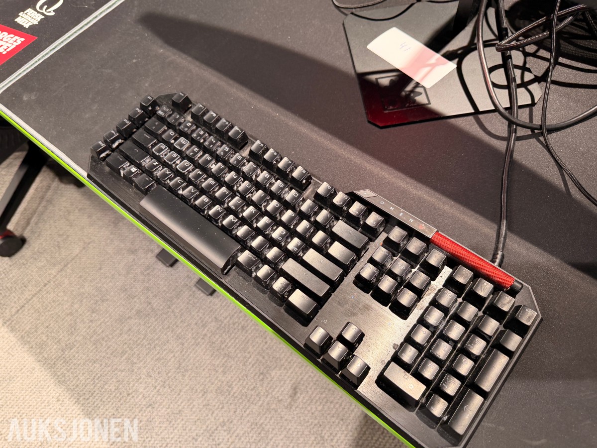 Komplett Gamingstasjon – PC, skjerm, gamingstol, bord, tastatur og headset