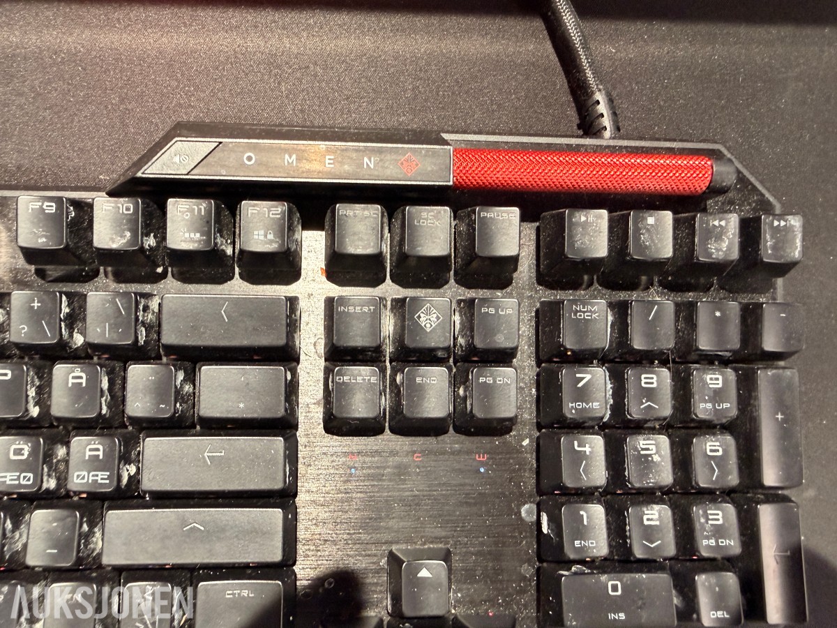 Komplett Gamingstasjon – PC, skjerm, gamingstol, bord, tastatur og headset