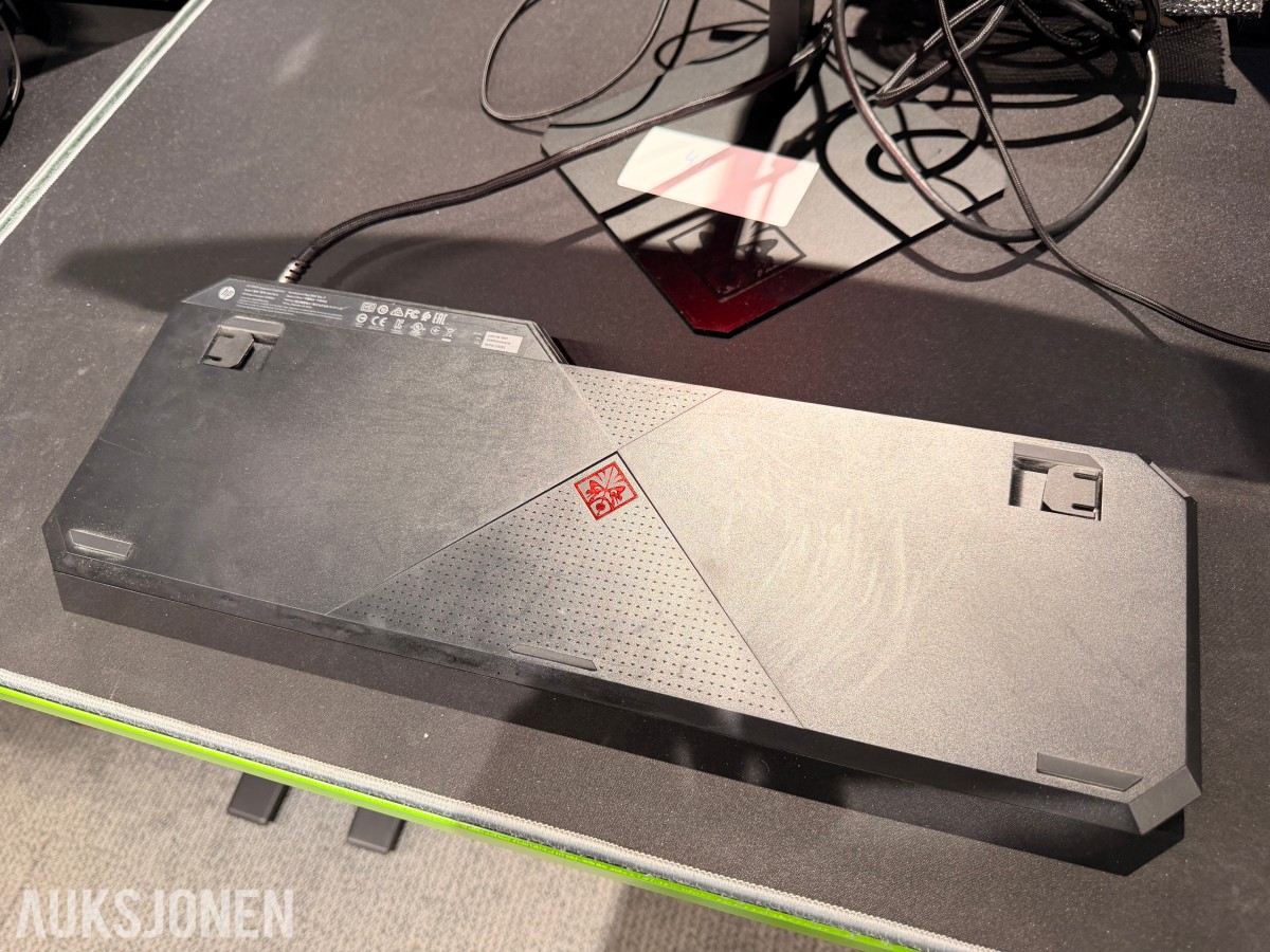 Komplett Gamingstasjon – PC, skjerm, gamingstol, bord, tastatur og headset