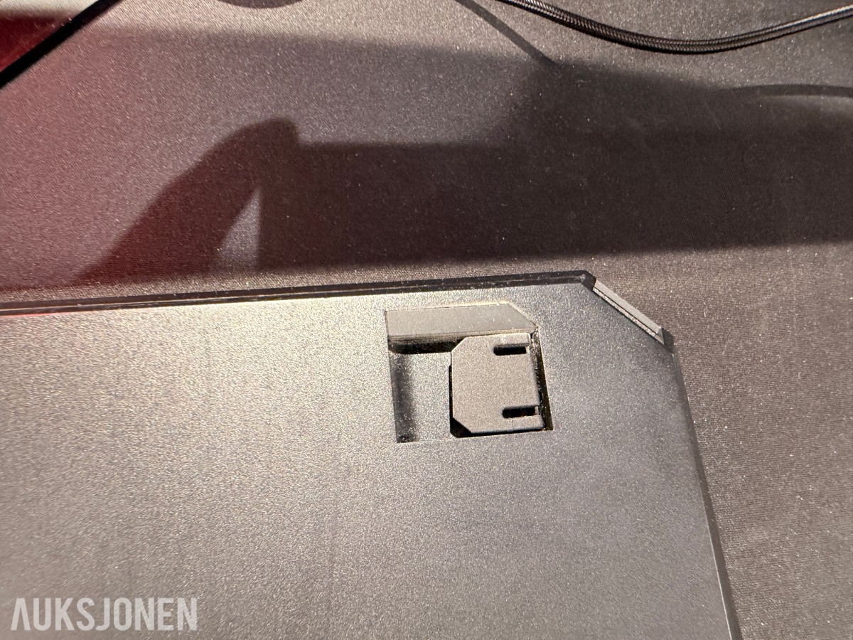 Komplett Gamingstasjon – PC, skjerm, gamingstol, bord, tastatur og headset