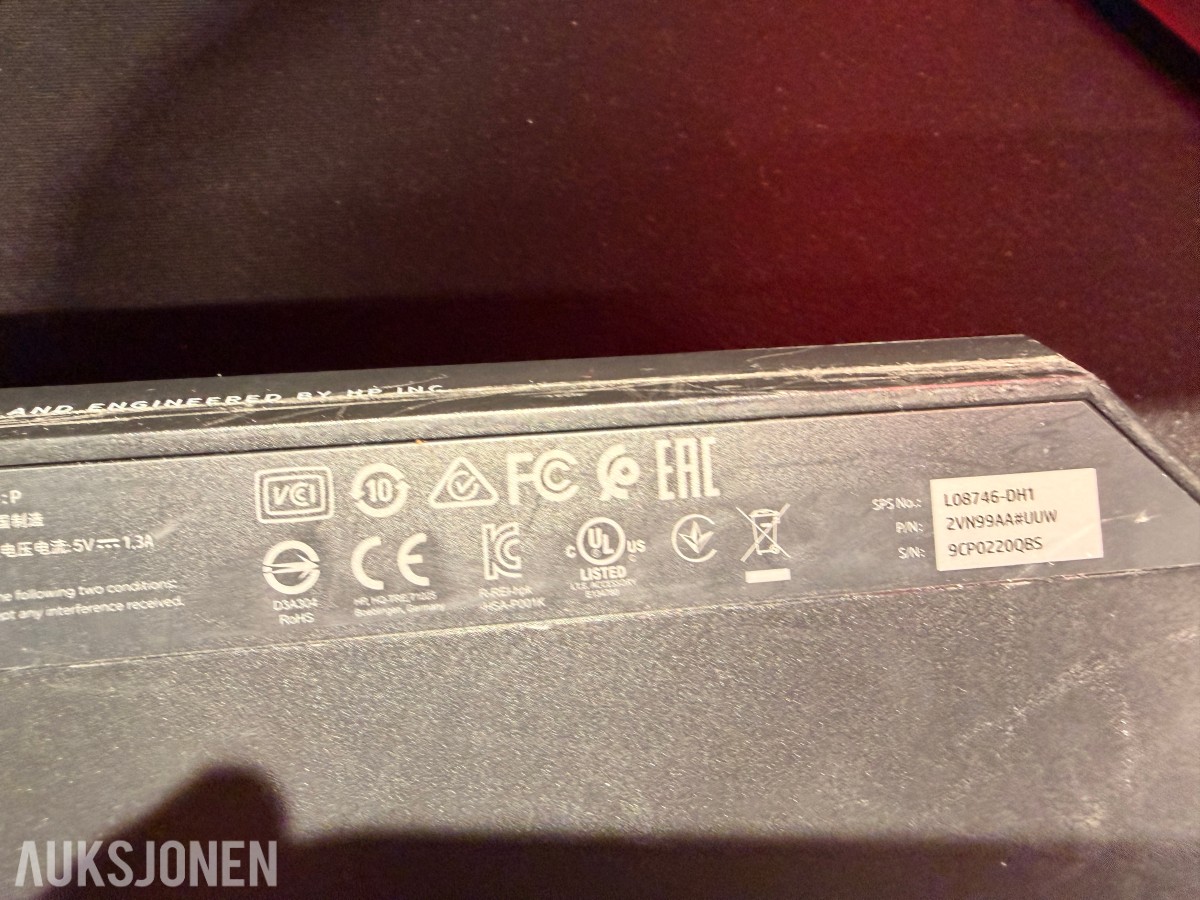 Komplett Gamingstasjon – PC, skjerm, gamingstol, bord, tastatur og headset