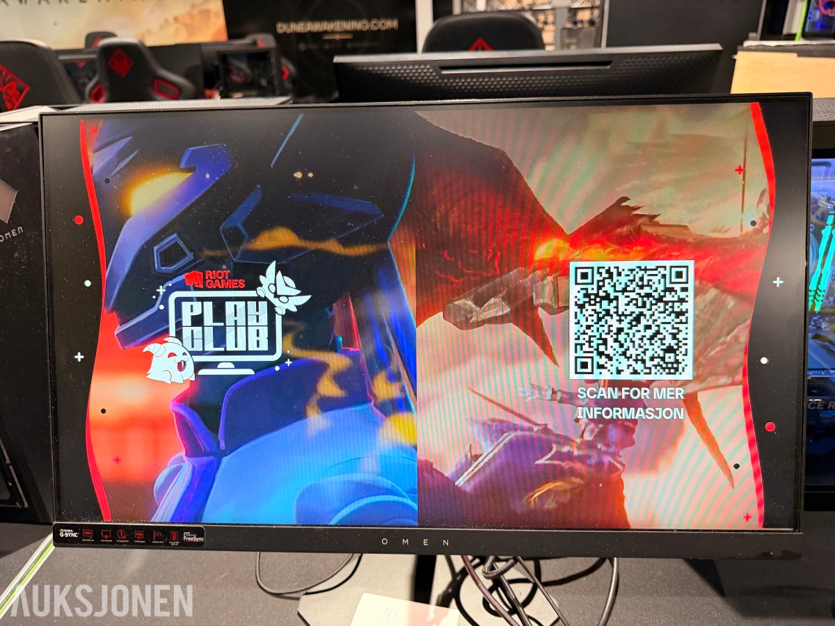 Komplett Gamingstasjon – PC, skjerm, gamingstol, bord, tastatur og headset