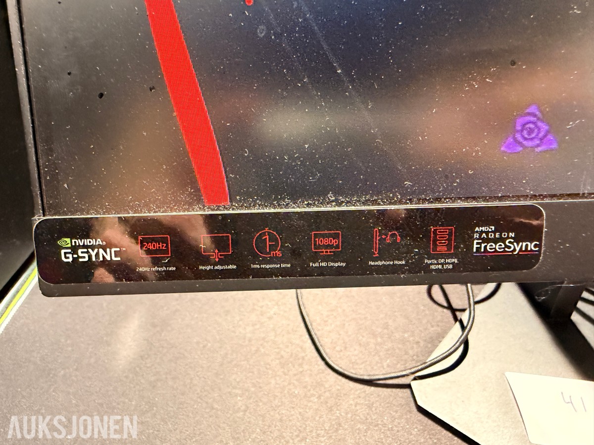 Komplett Gamingstasjon – PC, skjerm, gamingstol, bord, tastatur og headset