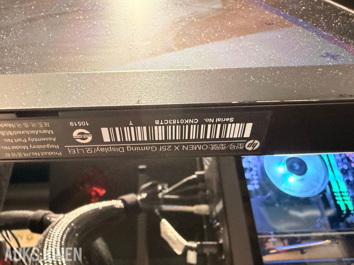 Komplett Gamingstasjon – PC, skjerm, gamingstol, bord, tastatur og headset