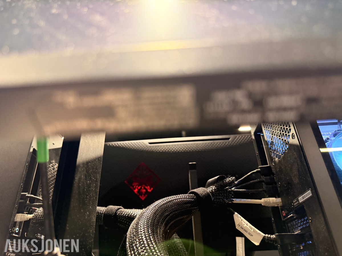 Komplett Gamingstasjon – PC, skjerm, gamingstol, bord, tastatur og headset