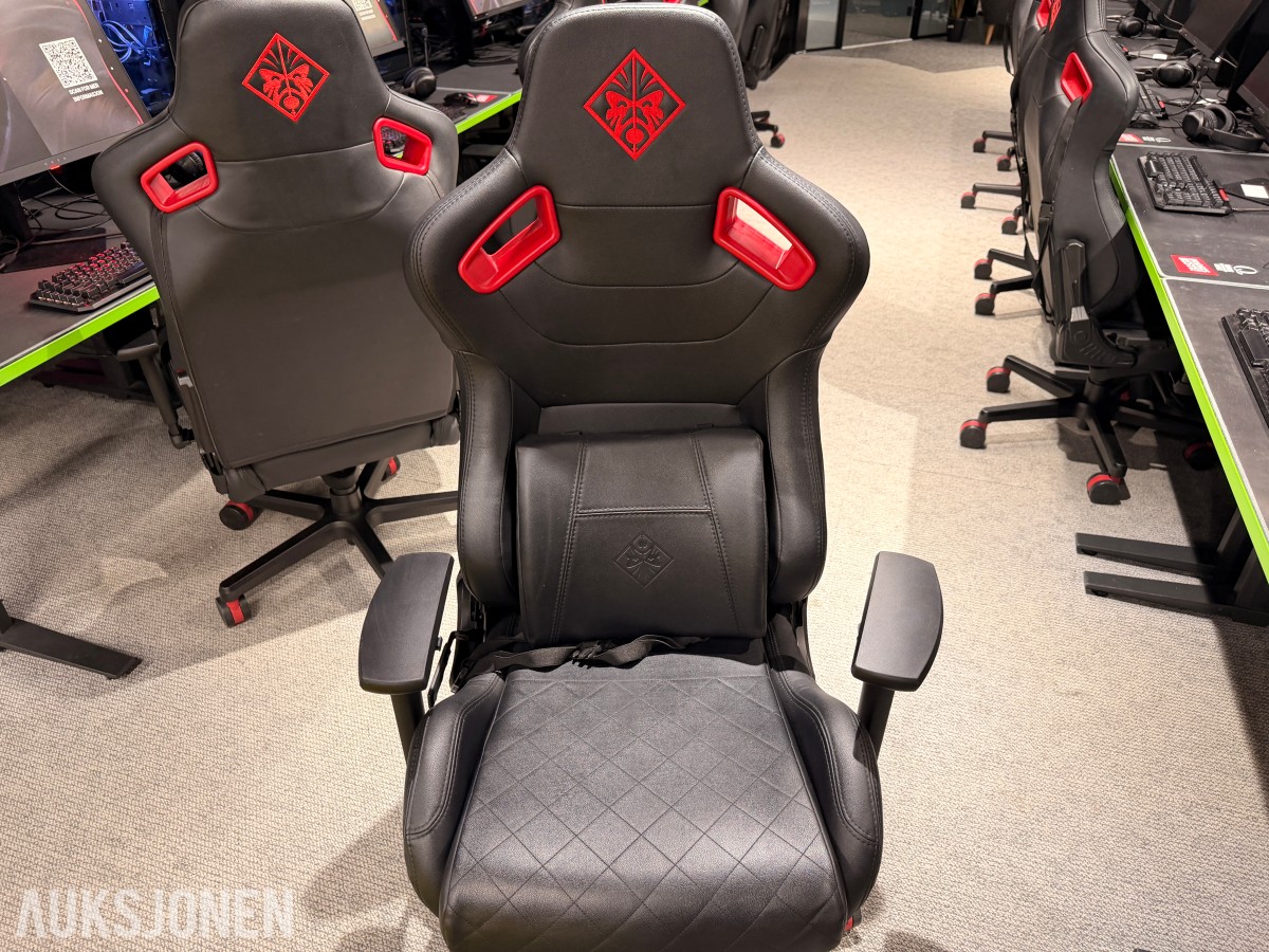 Komplett Gamingstasjon – PC, skjerm, gamingstol, bord, tastatur og headset