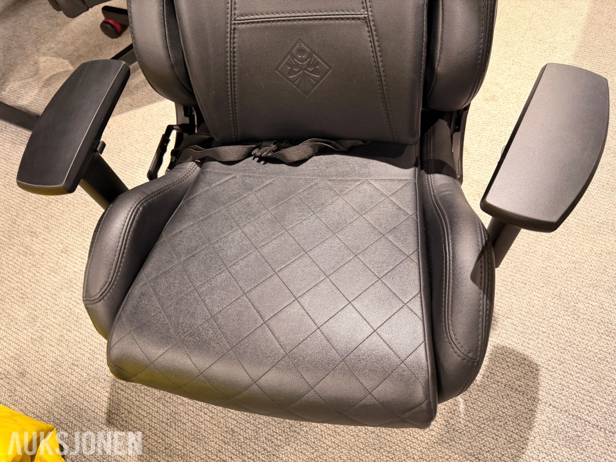 Komplett Gamingstasjon – PC, skjerm, gamingstol, bord, tastatur og headset