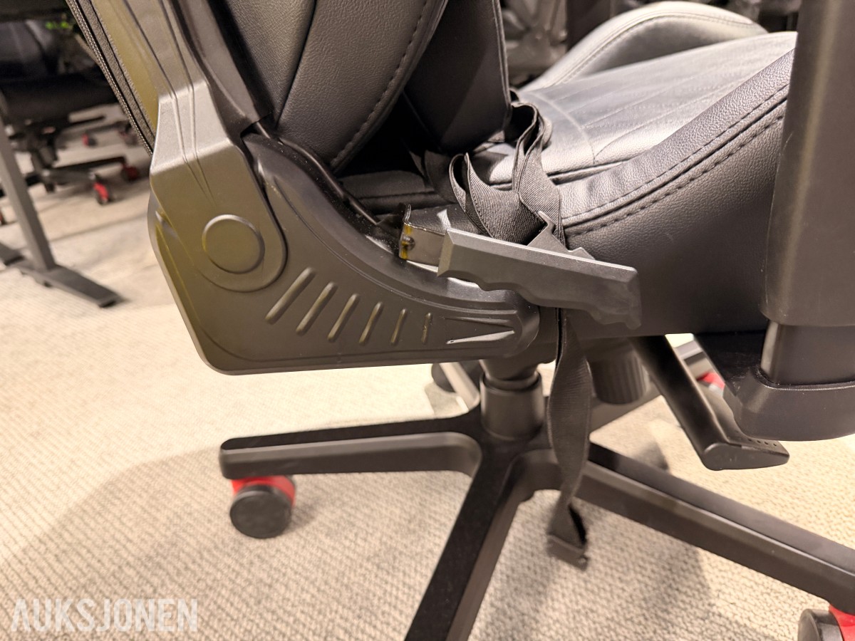 Komplett Gamingstasjon – PC, skjerm, gamingstol, bord, tastatur og headset